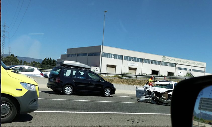 Imatge del cotxe accidentat, ahir al matí, a l'alçada de la Cooperativa Agrícola