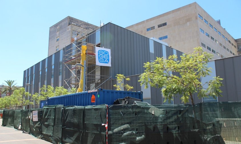 Obres al bloc quirúrgic de l'hospital Joan XXIII de Tarragona vistes des de l'exterior del centre