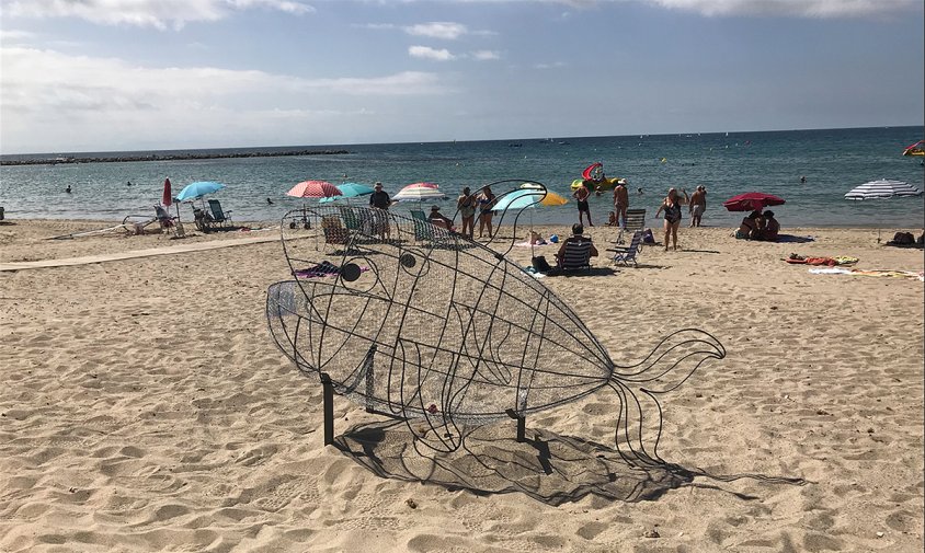 Imatge de l'element escultòric que es troba a la platja de l'Arenal