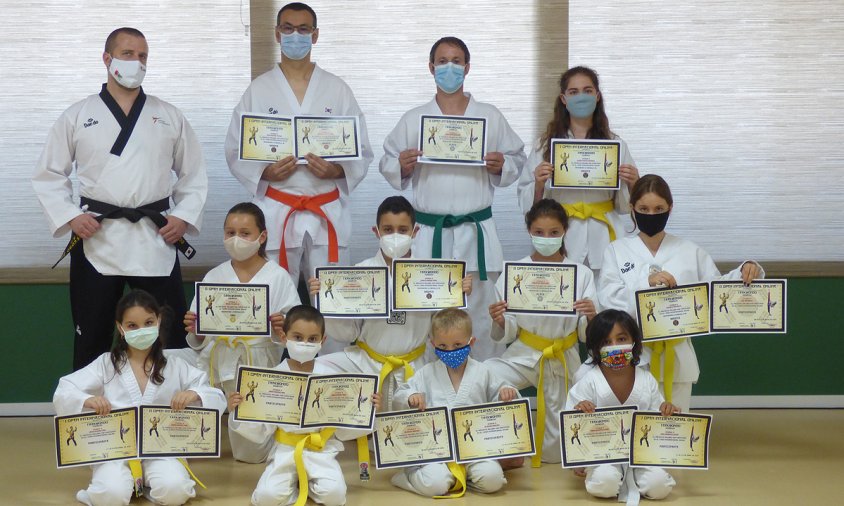 Els alumnes participants als dos campionats, amb els seus diplomes, juntament amb el mestre de Taekwondo Carlos Cobo