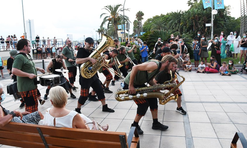 La Bandarra Street Orkestra, ahir, al port de Cambrils