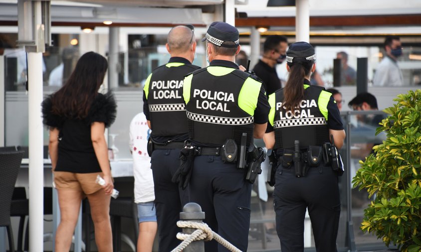 Agents de la Policia Local patrullant pels carrers del Port
