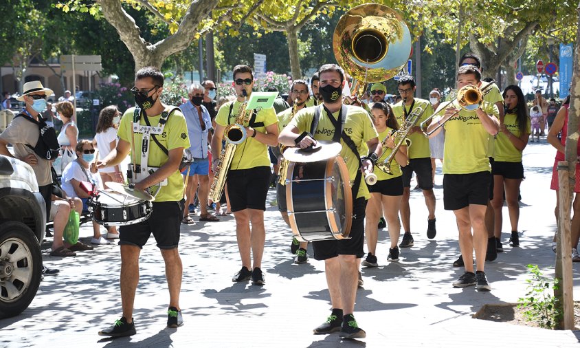 La xaranga Bandsonats durant la cercavila d'ahir al matí pels carrers del Barri Antic