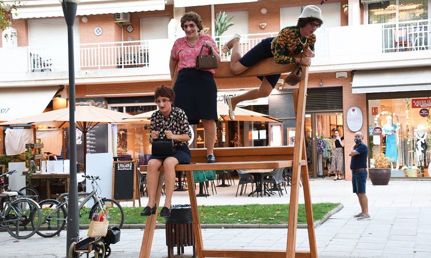 Les tres protagonistes de la representació fent acrobàcies dalt de la cadira gegant