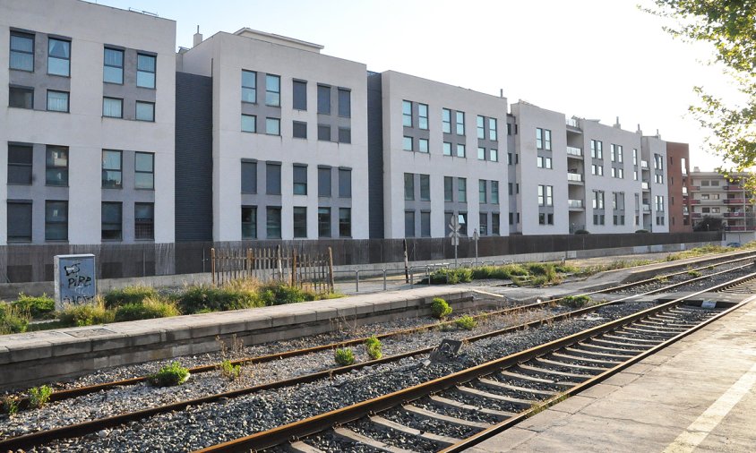 Via del tren en desús, prop de l'estació de Cambrils  i prop d'uns habitatges