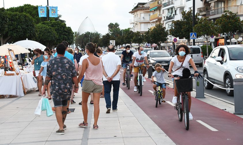 Gent passejant per laq façana del port, aquest mes d'agost