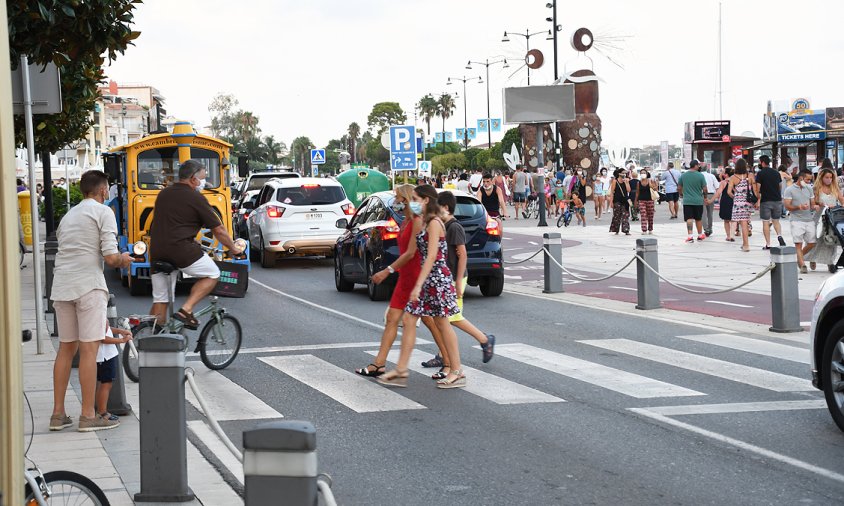 Gent passejant pel passeig Marítim, aquest estiu