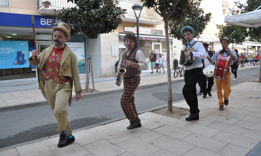 Un moment de l'actuació de la "Piccola Orquestra" pels carrers del Port, ahir al vespre