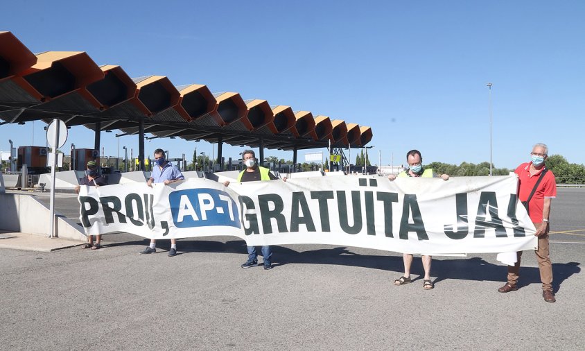 Membres de la plataforma 'Prou! AP-7 Gratuïta Ja!' en l'acció a l'accés de l'autopista AP-7 de Salou, ahir a la tarda