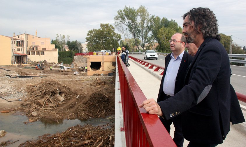 Imatge del fins ara diputat del PSC al Parlament, Carles Castillo, l'alcalde de Montblanc, Pep Andreu, i el primer secretari del PSC, Miquel Iceta, des del Pont Nou per veure l'abast de la crescuda del Francolí, l'octubre de 2019