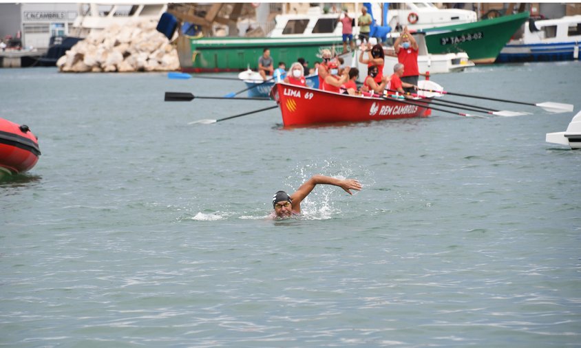 Joan Carles Adell fent les darreres braçades al port de Cambrils, ahir a la tarda