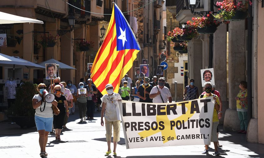 Els Avis i Àvies, ahir, a la plaça de la Vila