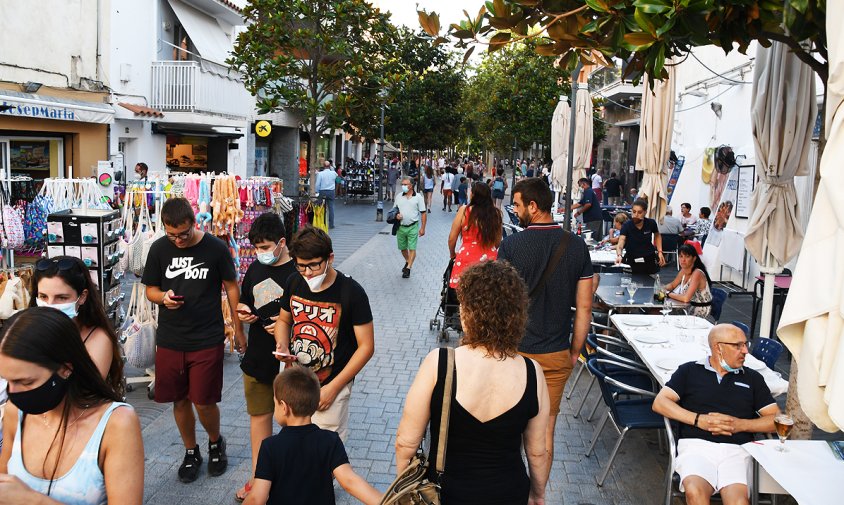 Gent passejant pels carrers del port, a principis d'aquest passat mes de juliol