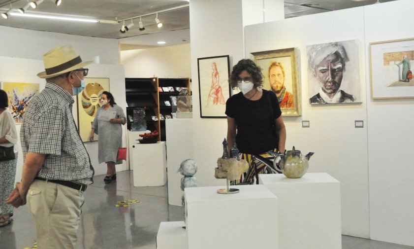 Imatge de l'exposició dels Artistes de Cambrils instal·lada a la sala Àgora