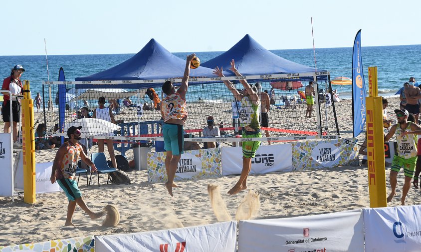 Imatge d'un dels partits disputats ahir a la tarda a la platja del Regueral dins el Vichy Catalan Volei Tour