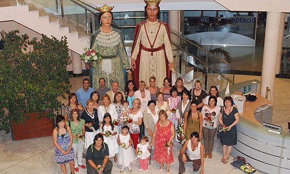 Foto de família de totes les homenatjades durant la recepció, el passat dimarts a l'Ajuntament