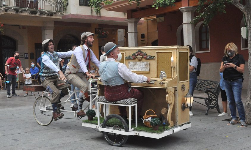 Un moment de l'espectacle de carrer de Bigolis Teatre, ahir a la tarda, a la plaça de la Vila