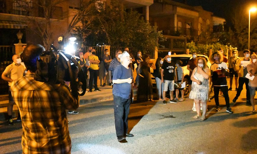 El propietari de l'habitatge ocupat, José Maria Calderón, al centre de la imatge durant un moment de la protesta d'ahir al vespre