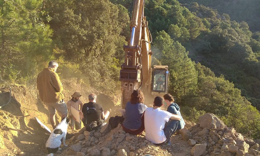 Imatge martell hidràulic treballant just davant dels ecologistes que s'oposen al parc eòlic de Lo Vedat del Pany, la setmana passada