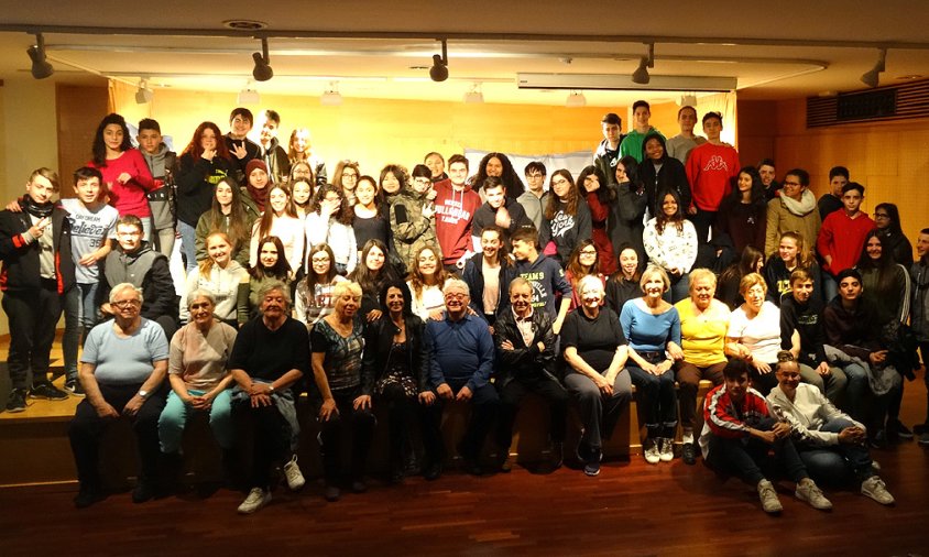 Imatge de grup dels membres de l'Aula de Teatre del Casal amb alguns dels joves participants a les jornades