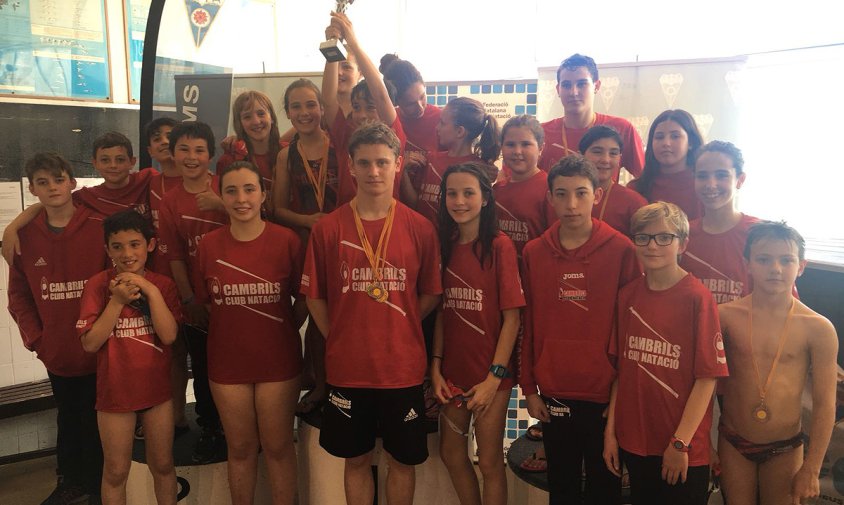 Grup de nedadors benjamins i alevins del Cambrils Club Natació