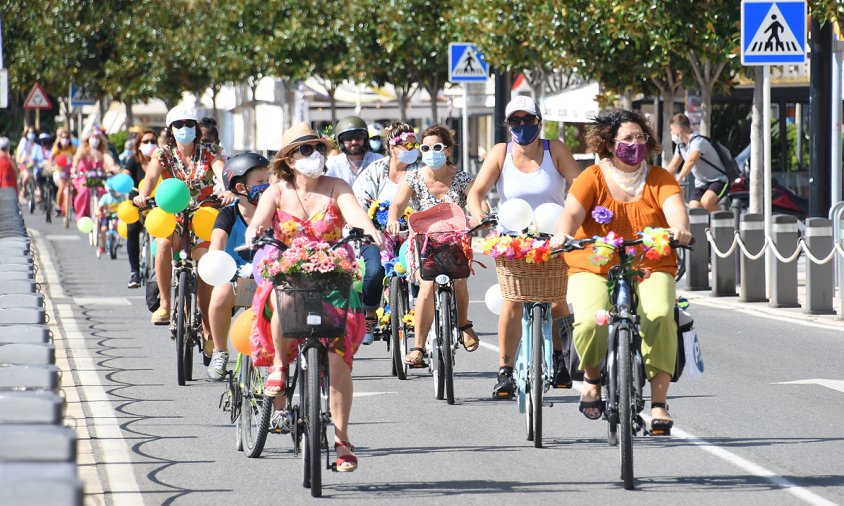 La Cambrils Fancy Women Bike Ride al seu pas per davant del port, ahir al matí