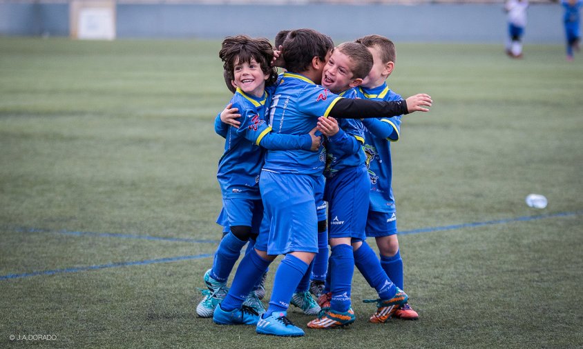Imatge d'alguns jugadors de la base del Cambrils Unió celebrant un gol