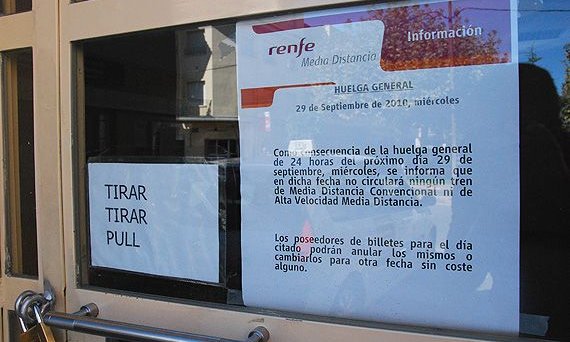 Cartell anunciant la vaga a la porta de l'estació de tren