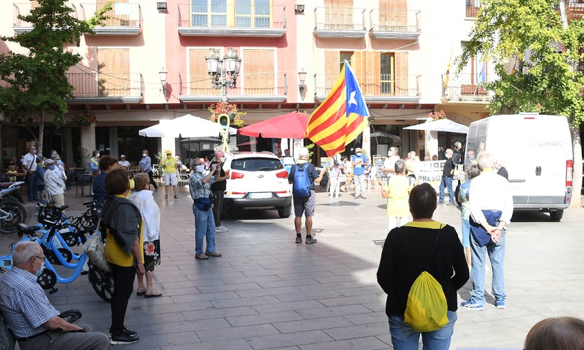 Imatge de la concentració d'ahir a la plaça de la Vila amb els dos vehicles estacionats al mig de la plaça