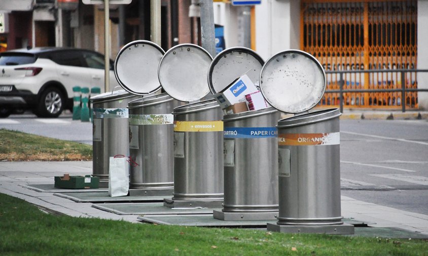 Contenidors situats a la plaça de la Creu de la Missió