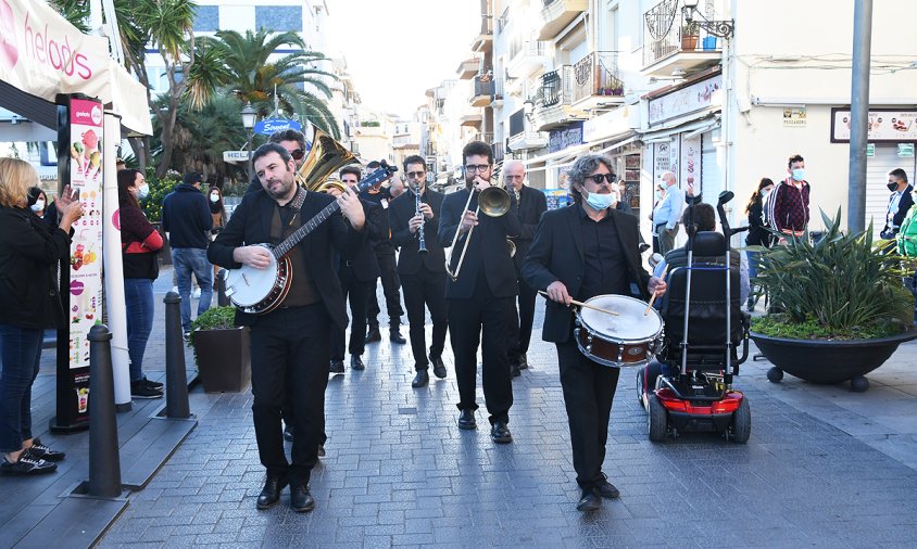 El grup Men in Swing, ahir, tocant pels carrers del Port