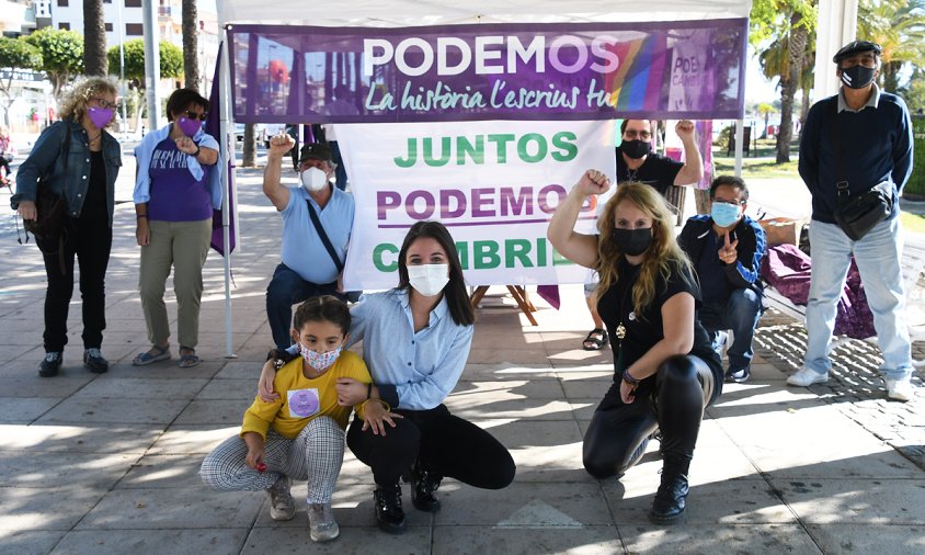 Militants de Podem Cambrils a la parada d'ahir, al passeig del Regueral