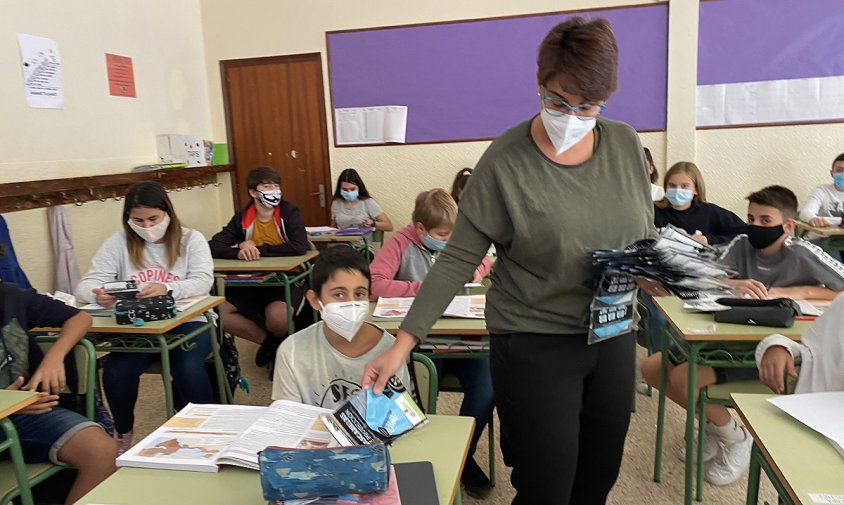 Els alumnes van rebre la seva mascareta per part de l'AMPA del centre