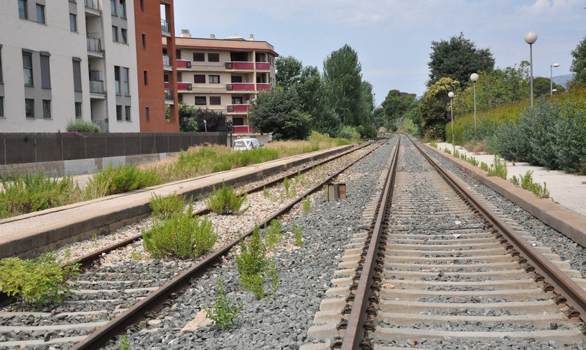 Aspecte del traçat ferroviar al seu pas per l'antiga estació de tren de Cambrils