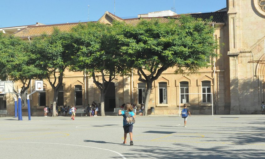 Entrada d'alumnes de Primària del col·legi Cardenal Vidal i Barraquer, al pati de l'edifici de La Salle