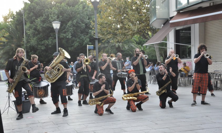 Actuació de la Bandarra Street Orkestra, a la plaça de Mossèn Joan Batalla