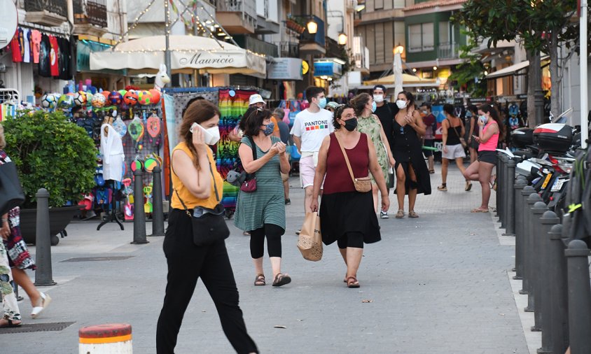 Imatge de gent passejant pel port, aquest mes d'agost