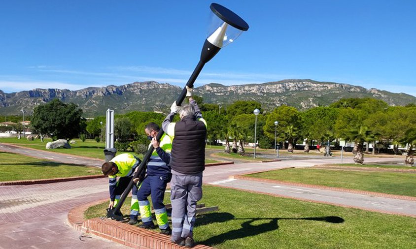 Imatge d'operaris de la brigada municipal instal·lant els fanals de led