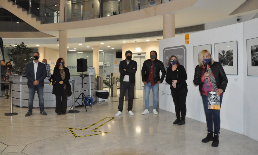 Acte d'inauguració de l'exposició, ahir al vespre, amb l'alcaldessa, els regidors del consistori i els fills de Jacques Léonard