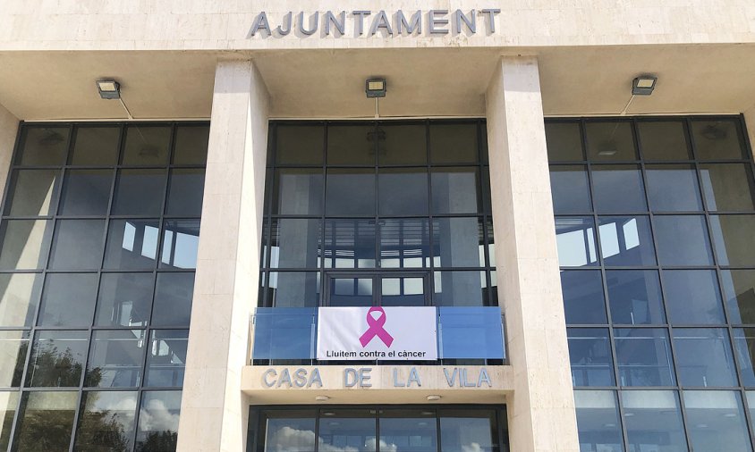Fotografia de la façana de l'ajutament amb un crespó rosa
