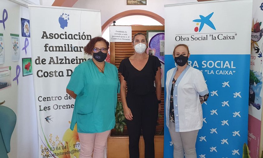 L'Associació de Familiars d'Alzheimer de la Costa Daurada ha rebut la donació econòmica per part de la Fundació la Caixa