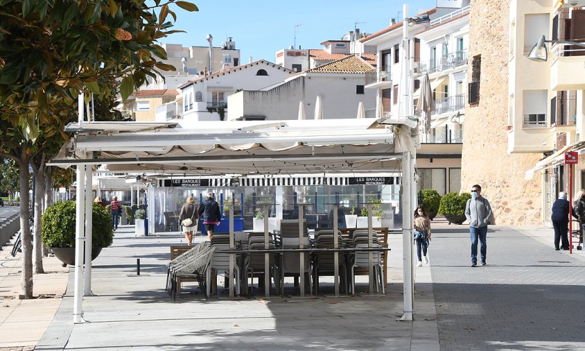 Imatge de la façana marítima amb les terrasses tancades