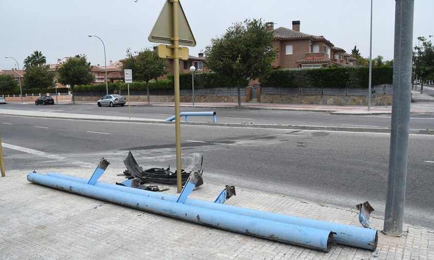 El tros de tanca arrencat es troba a la vorera del vial de Cavet