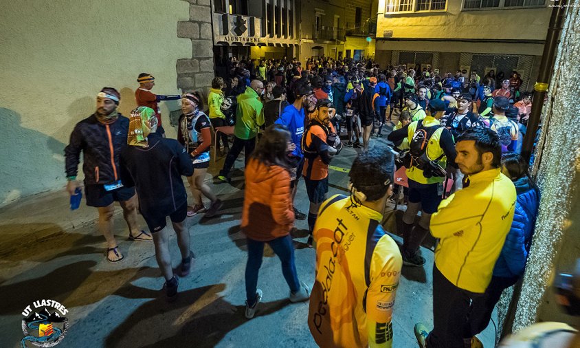 Foto de la sortida de la cursa nocturna "L'Almadrava" a la plaça de l'Ajuntament de Vandellòs