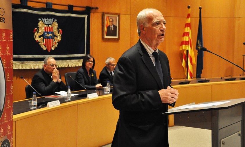 Enguany, es aprovar per unanimitat atorgar la Medalla d’Honor de la Vila a l’exalcalde Josep M. Panicello (imatge d'un acte de l'Any Cardenal, el març de 2019)