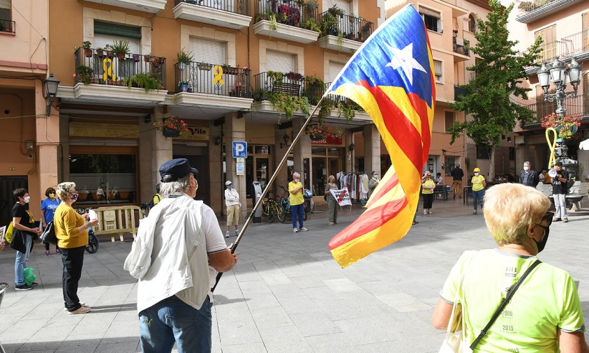 Detall d'una de les darreres concentracions dels Avis i Àvies a la plaça de la Vila