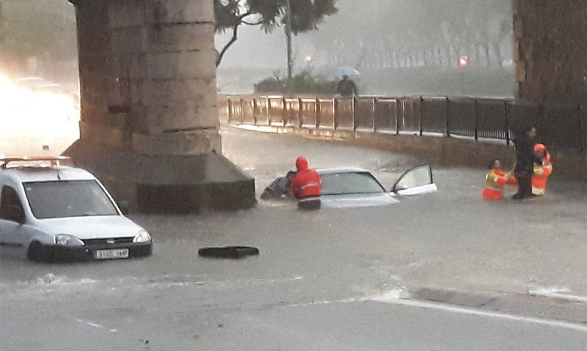 Rescat de persones atrapades per l'aiguat sota el pont de la via fèrria, l'octubre de l'any passat