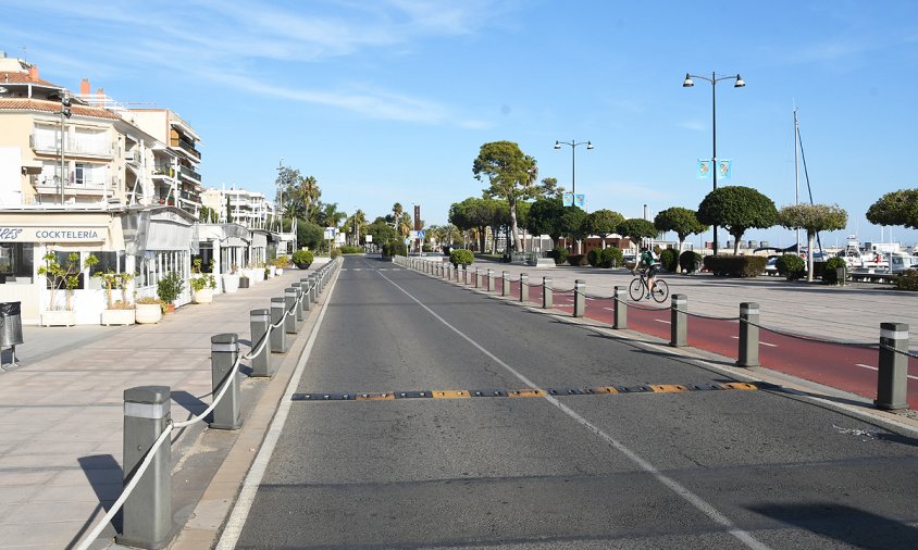 Façana del port deserta el diumenge 18 d'octubre a mitja tarda, primer cap de setmana amb els bars i restaurants tancats