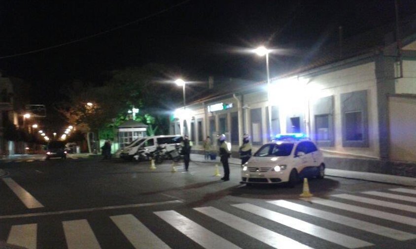 Control de la Policia Local davant de l'antiga estació del tren