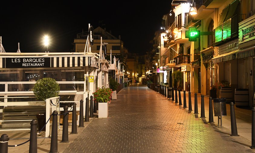 Imatge del carrer de Consolat de Mar al vespre, el primer cap de setmana del tancament de bars i restaurants